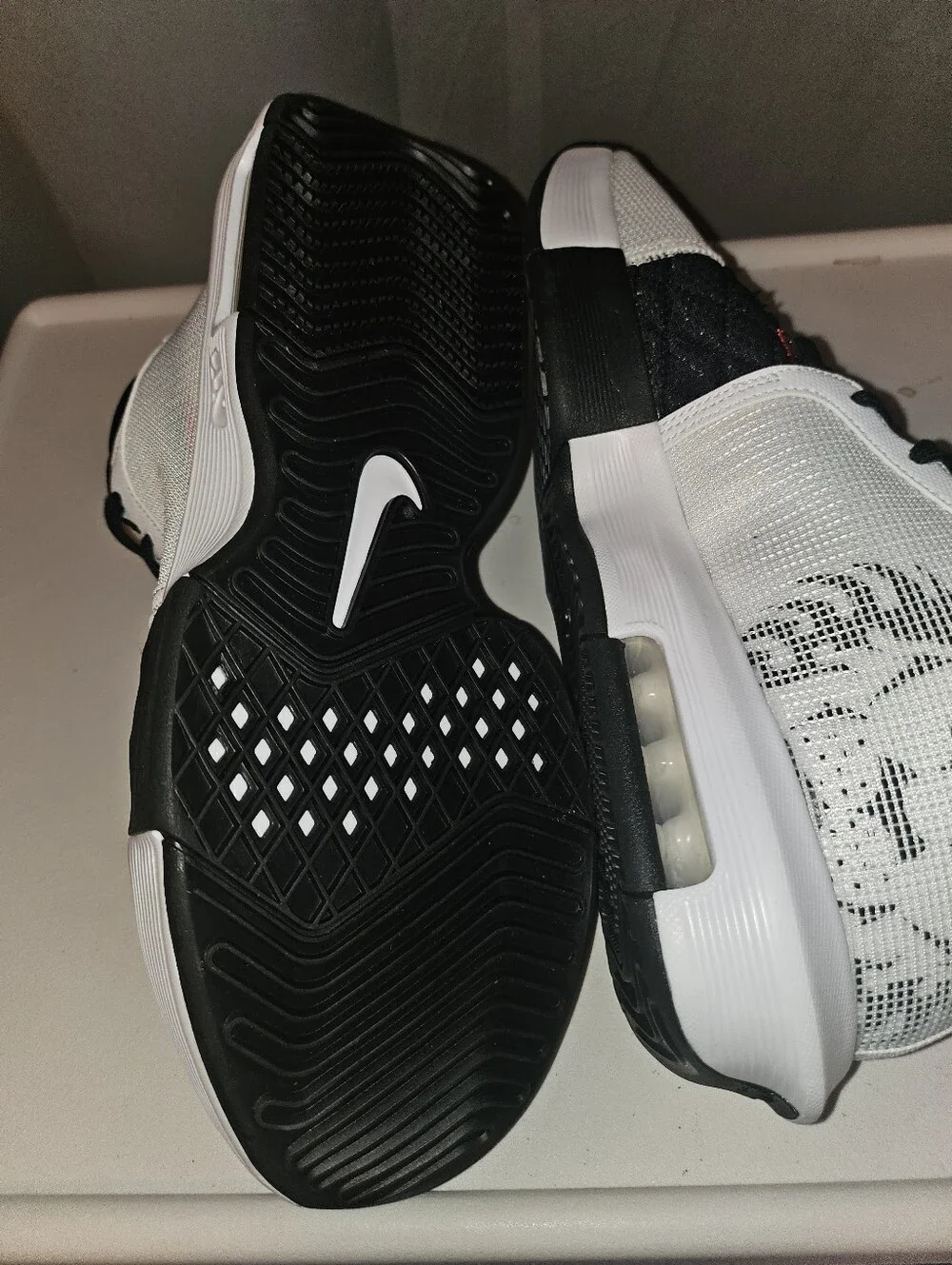 Nike LeBron Witness 13 White Black Red Size 10.5